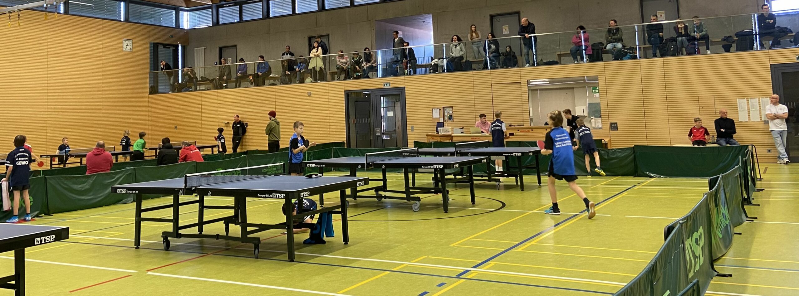 Regionsrangliste bild halle mit tischen